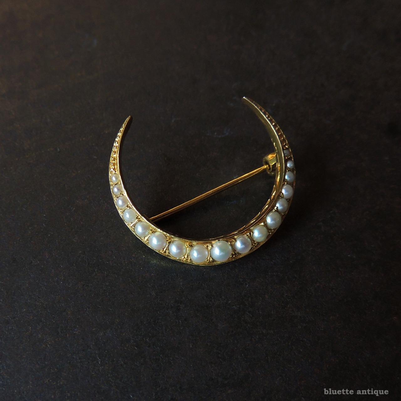 英国アンティークジュエリー 9ctゴールド 真珠 クレセント（三日月）ブローチ（ソーティングメモ付）