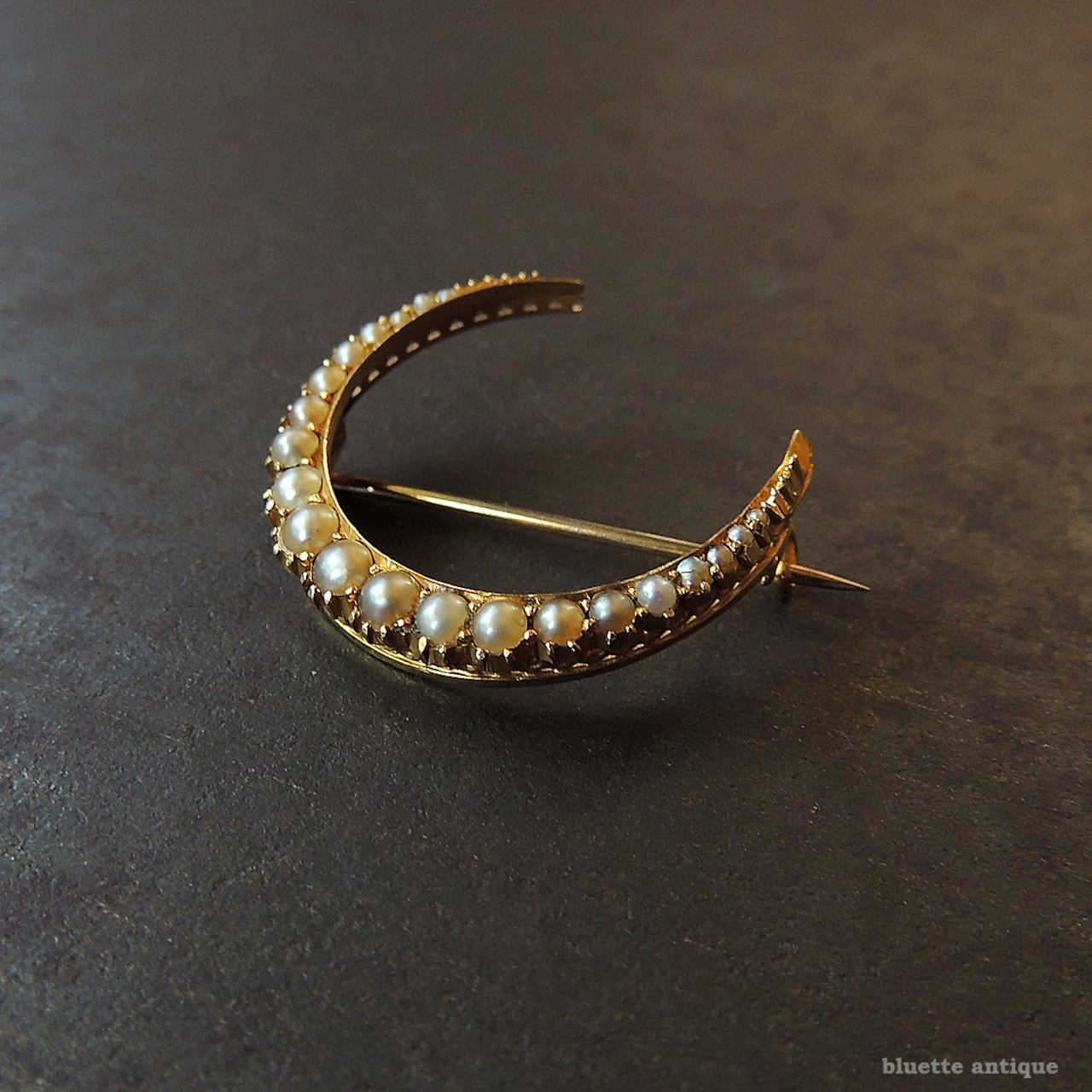 英国アンティークジュエリー 15ctゴールド 真珠 クレセント(三日月)ブローチ(鑑別書付)