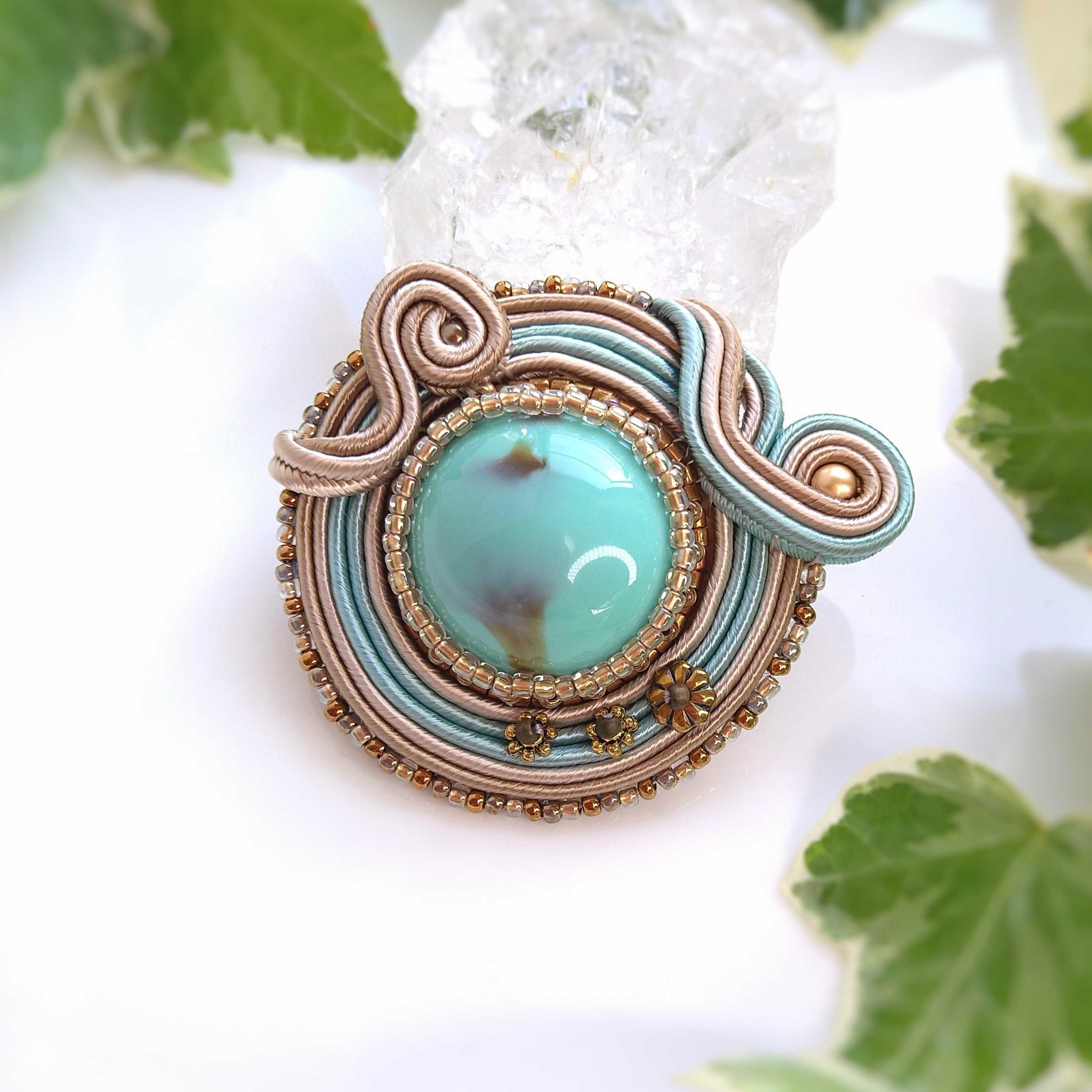 【ブローチ】上品なデザインが美しいターコイズのエスニックブローチ 日高真理子先生作