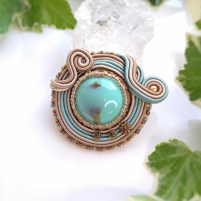 【ブローチ】上品なデザインが美しいターコイズのエスニックブローチ 日高真理子先生作