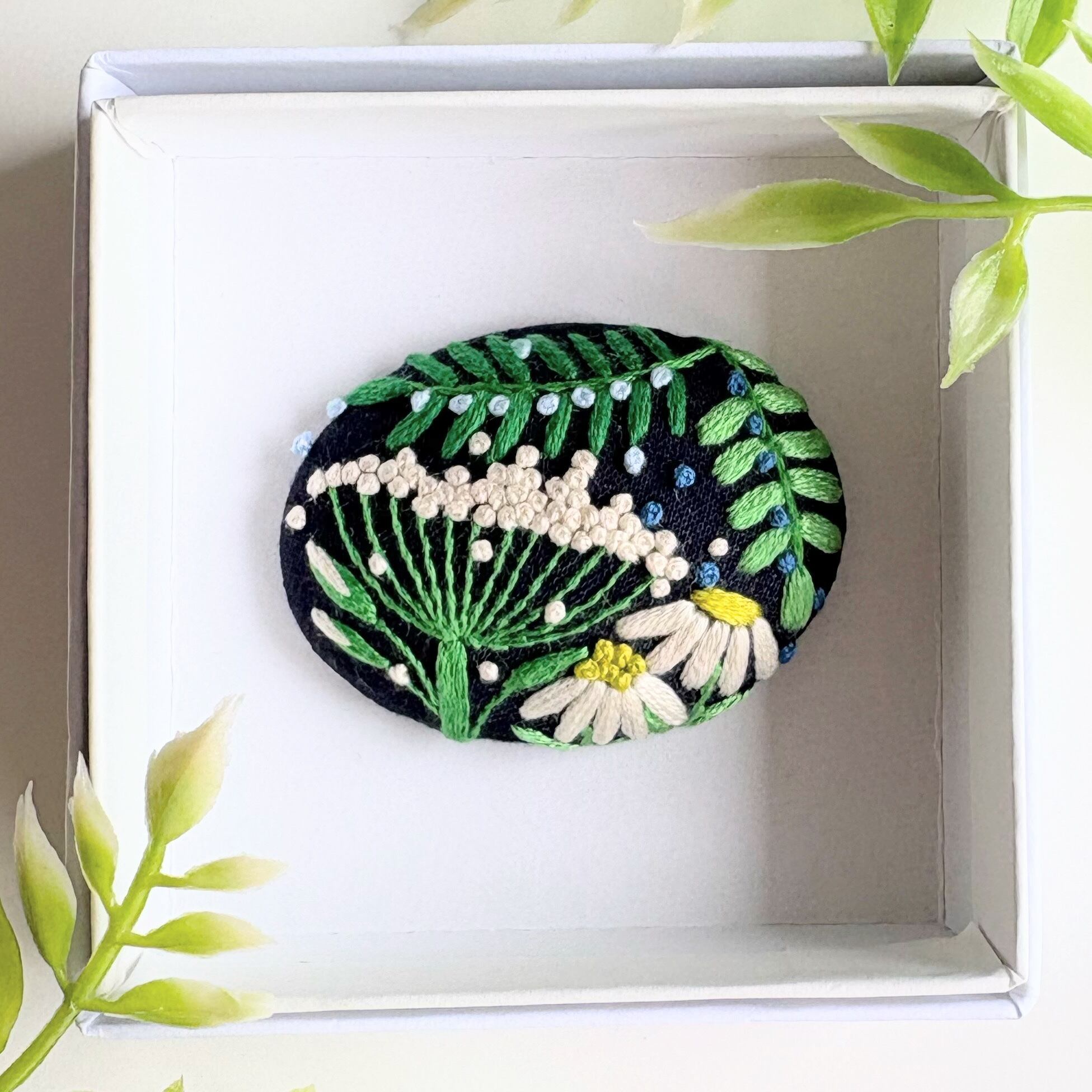 小さなお花の刺繍ブローチ【botanical】#496 | j.couture