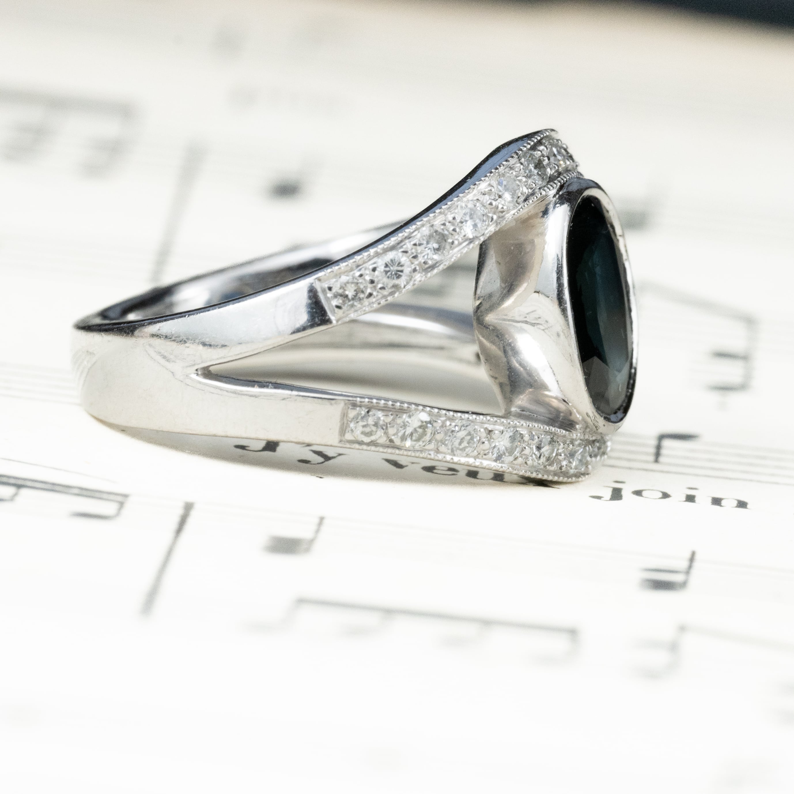 ◎値下げ　WG　サファイア＆ダイヤモンドデザインリング 日本の作品】K18WG サファイア 1.57ct ダイヤモンド 0.36ct 幅広