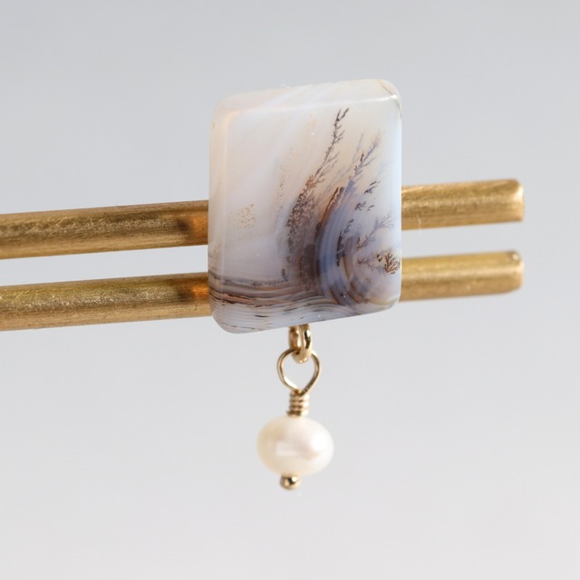 一点物：たなびく草木のようなデンドリティックアゲートと一粒パールのピアス