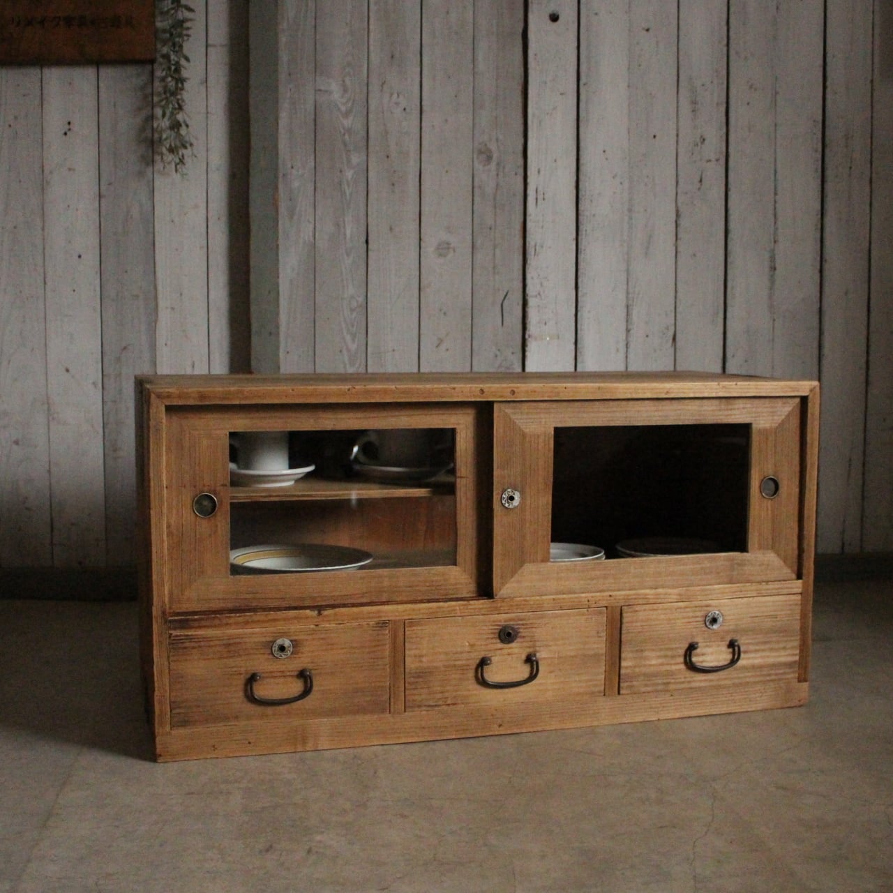 味のある古いガラス戸棚×木製小引き出し3杯 食器棚 収納 古