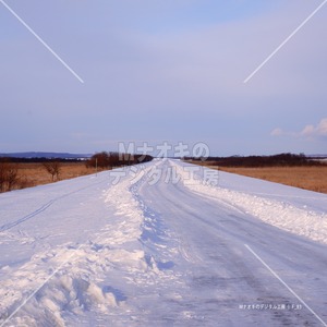 見晴らしの良い雪道 夕方　A snowy road with a good view in the evening