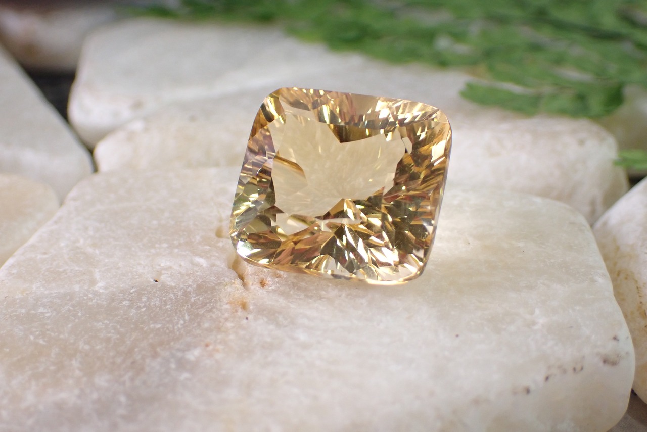 シトリン(コンケーブカット)　21.69ct　[C5‐409]