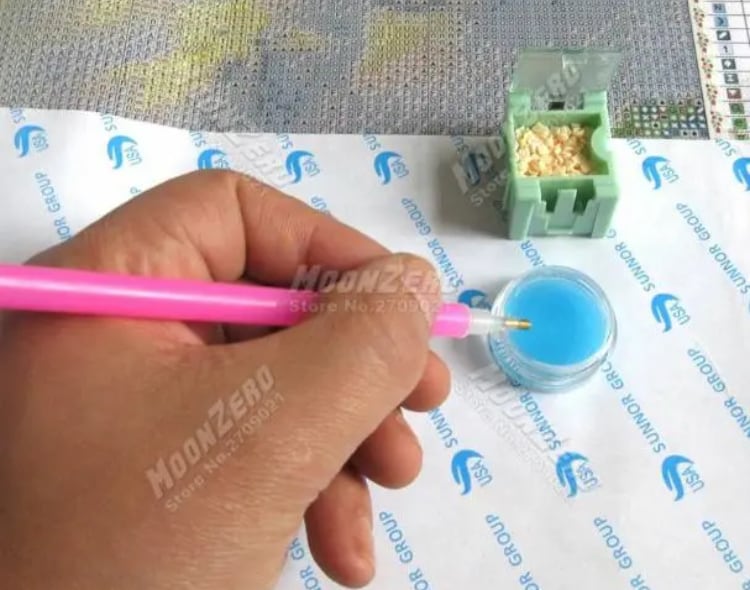 再入荷‼️【ダイヤモンドアート用 ケース入りグルー】⭐️2個入り⭐️カラーはランダムです。