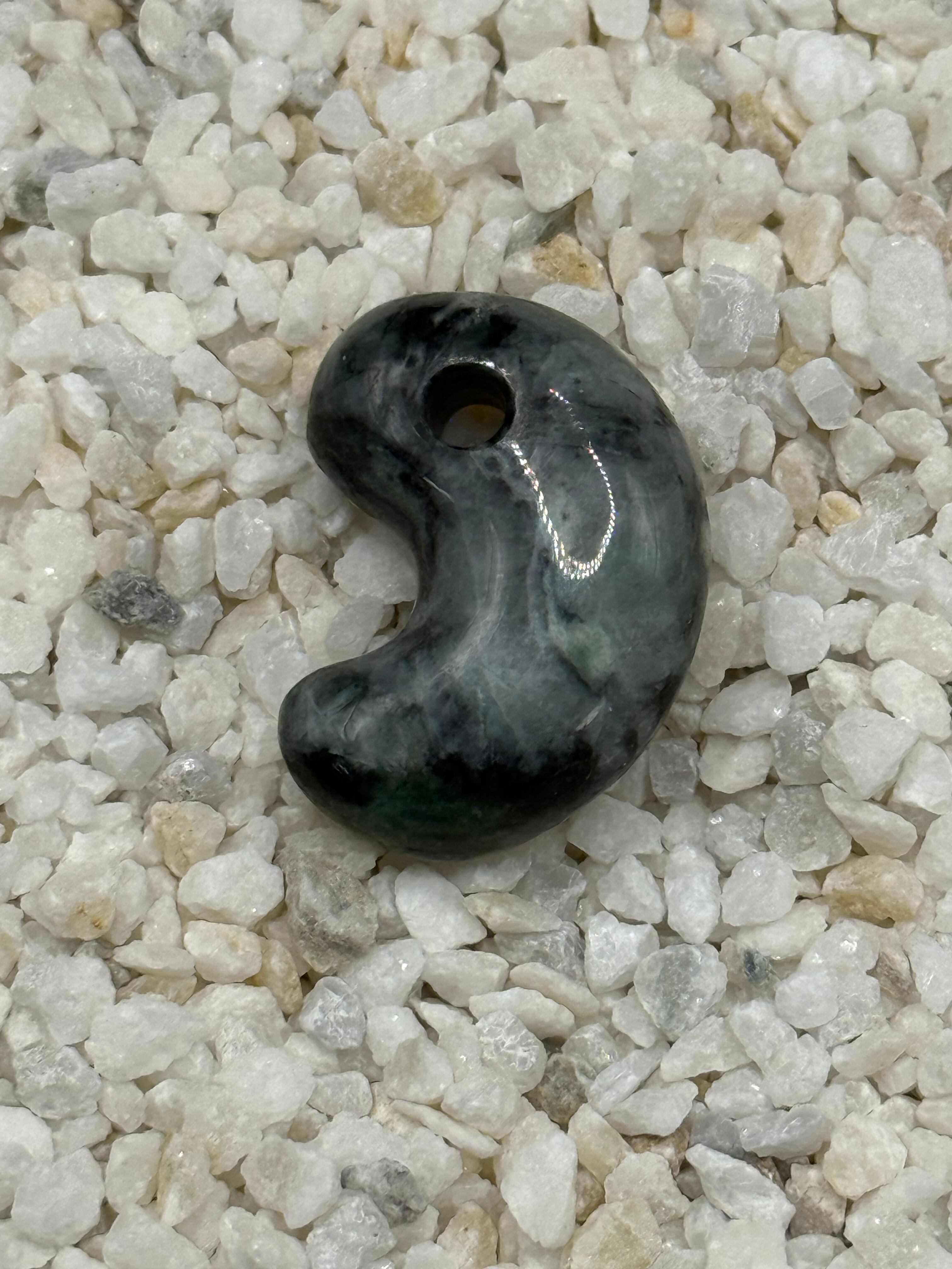 糸魚川翡翠 勾玉 058