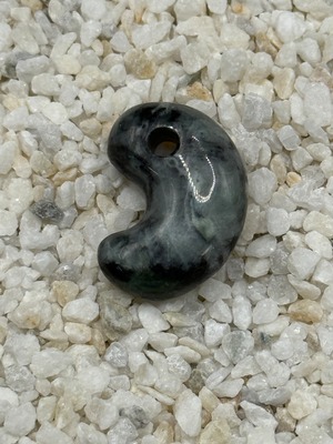 糸魚川翡翠 勾玉 058