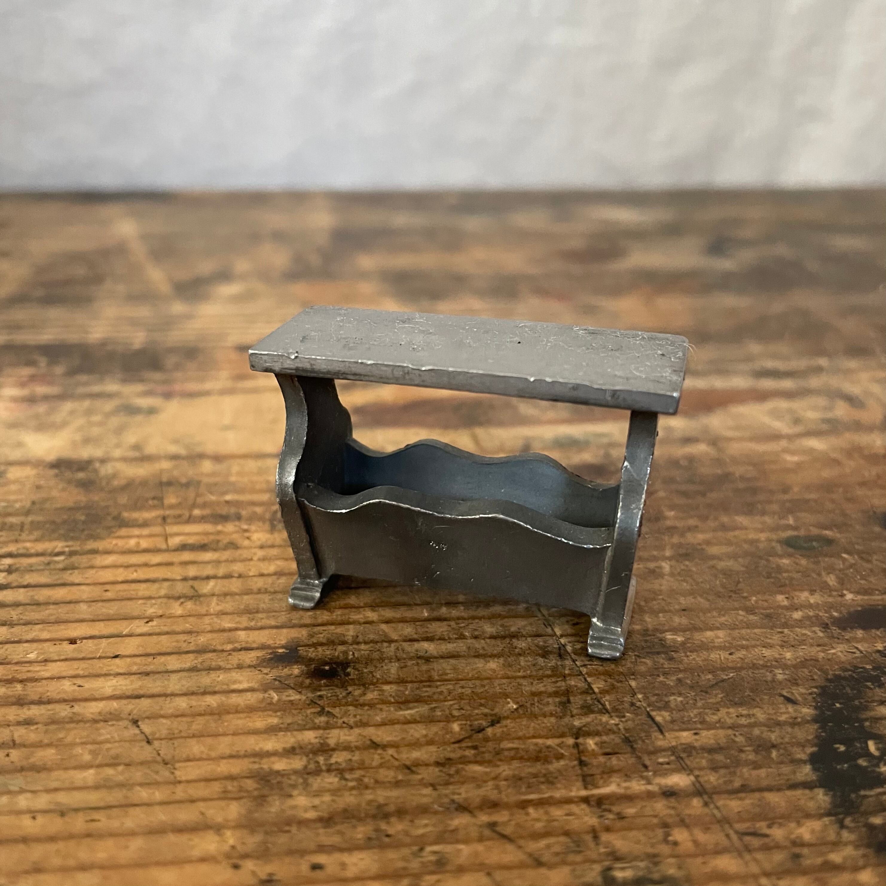 ピューターのミニチュア机