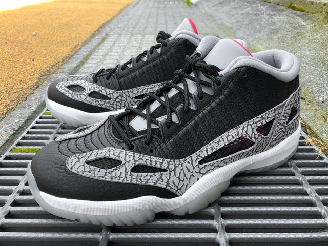 NIKE AIR JORDAN 11 RETRO LOW IE (BLACK/FIRE RED-CEMENT GREY)