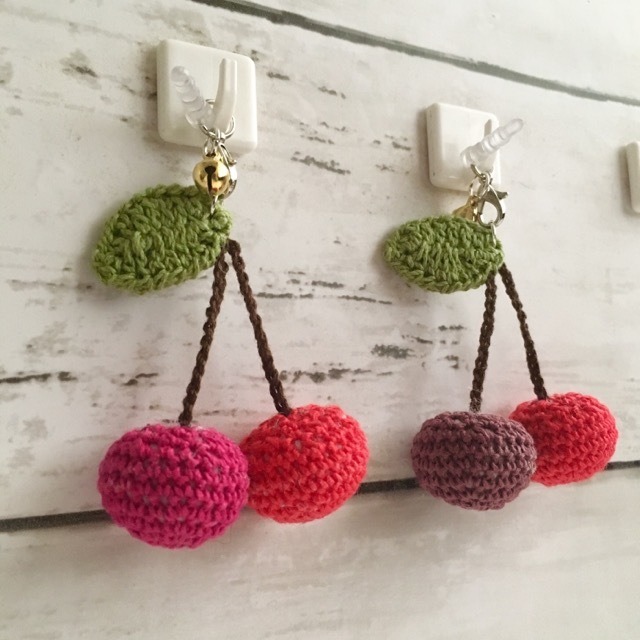 二色さくらんぼ あみぐるみ鈴付きイヤホンジャック 動物編みぐるみ Kaki Amigurumi