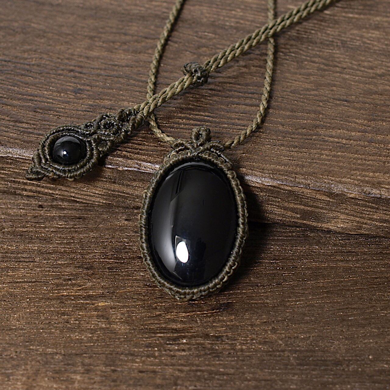 一点物】オニキスのオーバルルースを包んだマクラメネックレスNo.2