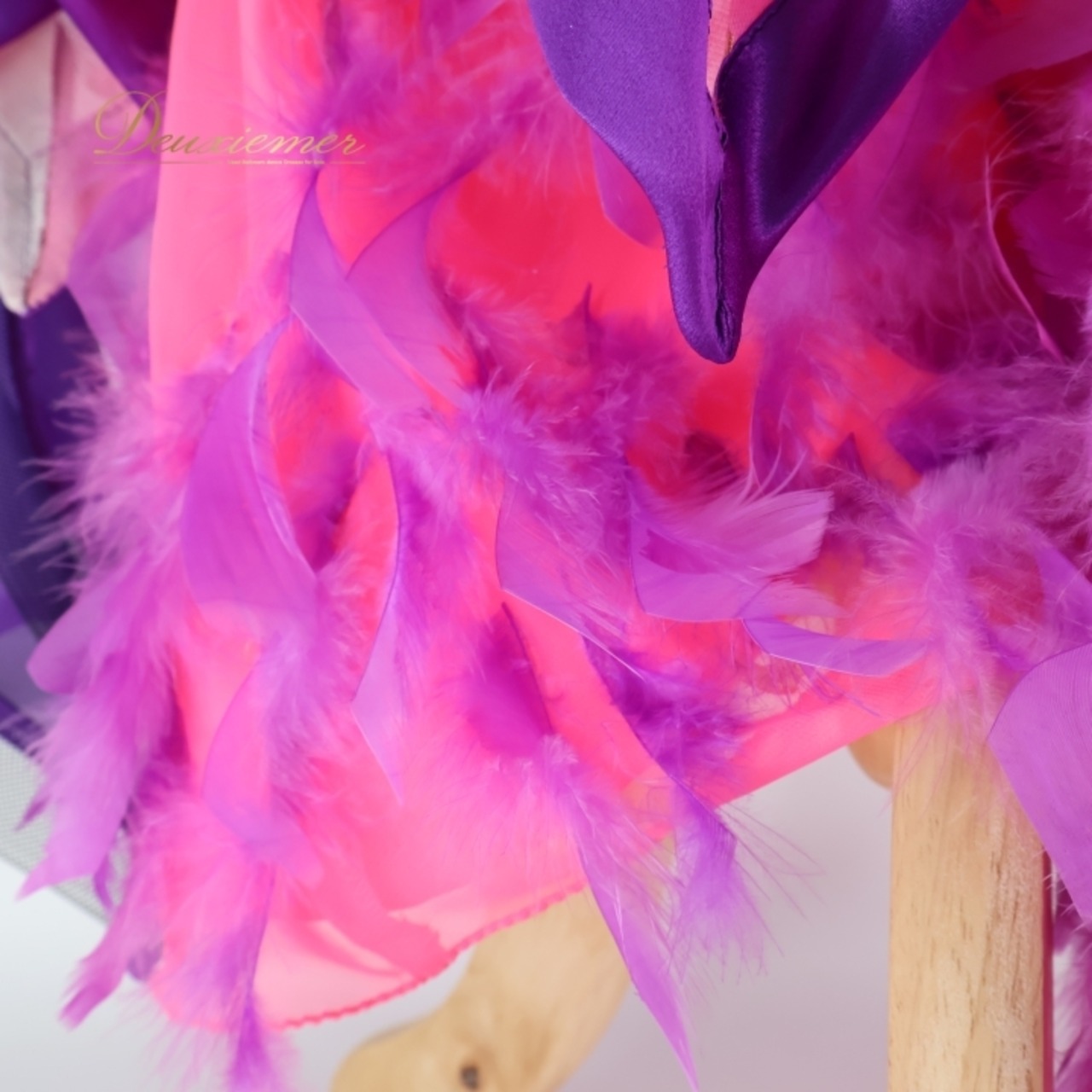 社交ダンス 衣装 ジャズ ラテン パンツ ズボン ダンスウェア フロート 羽 フェザー ピンク 紫 柄 模様 パーティ 発表会 ピンク系 パープル系 豪華 おしゃれ イベント ダンスパフォーマンス パンツスタイルショー用 フリル