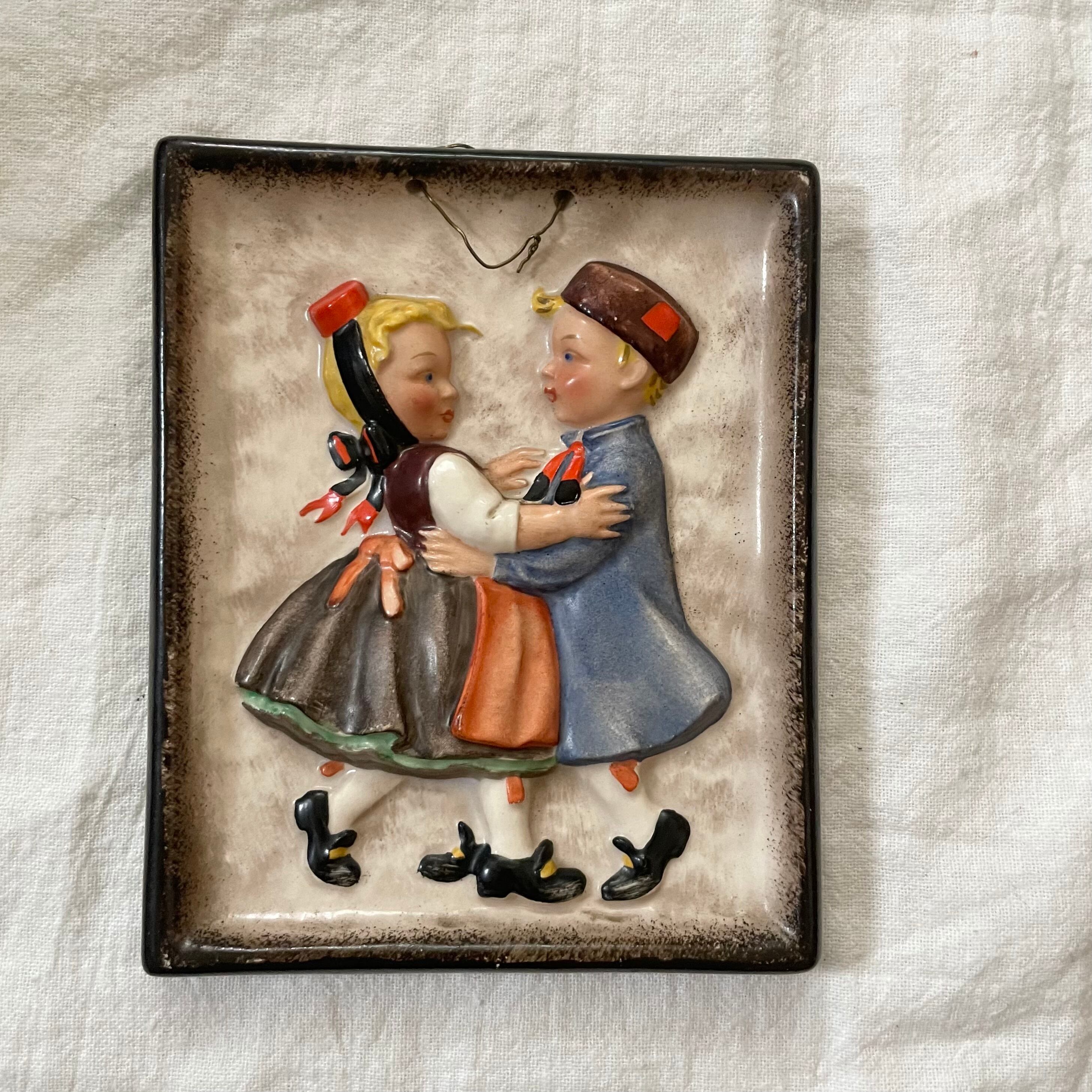 ダンスするこどもの陶板