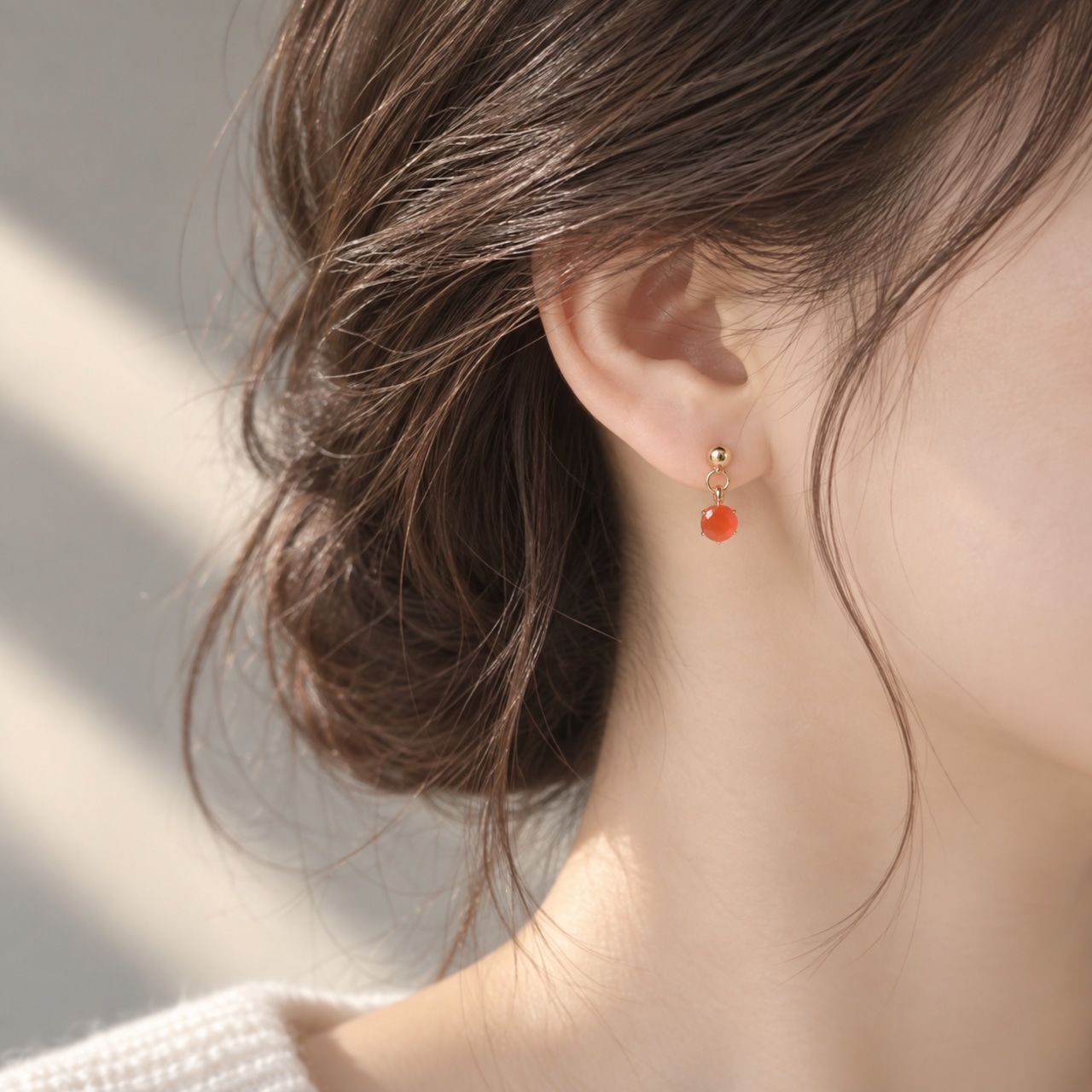 深みのあるオレンジカラー】カーネリアンの揺れる一粒ピアス 4mm