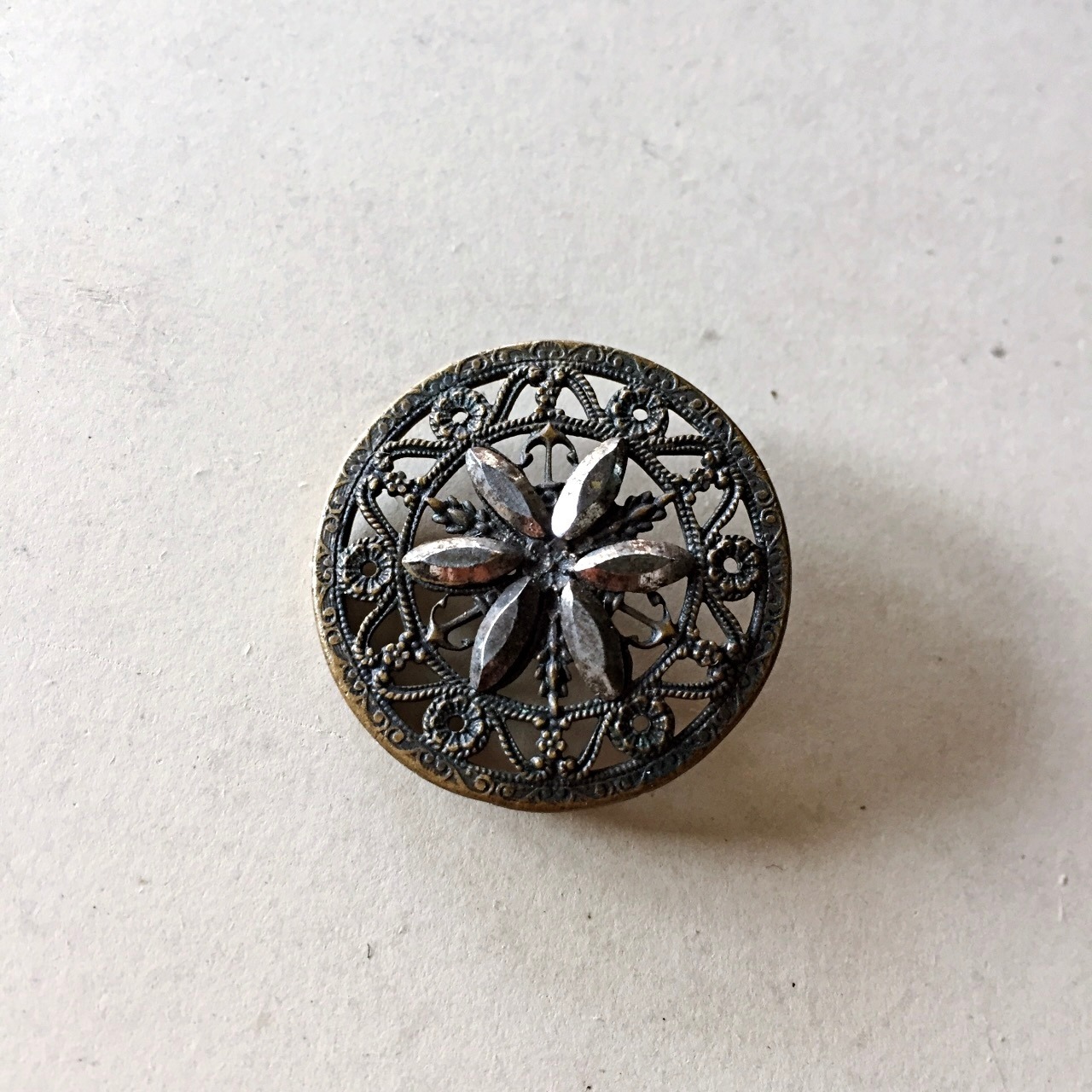 19世紀 フランス 2.8c 黒銀の潜む万華鏡的花々とカットスチールボタン アンティーク