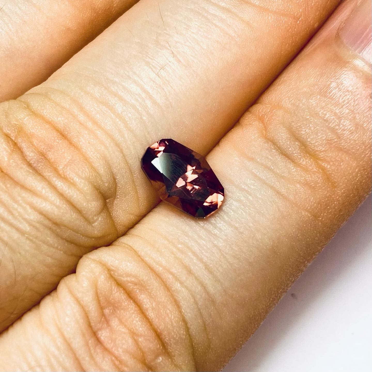 紋章のようなアンティークなカットのジルコン