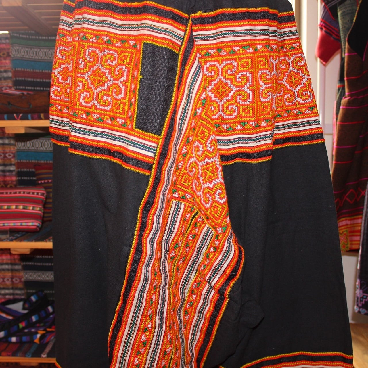 モン族刺繍サルエルパンツ[A] | タイの民族刺繍雑貨・衣料スアイチャイ