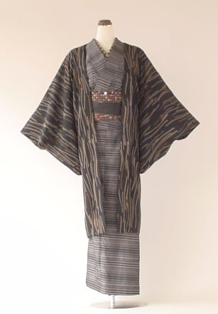ヴィンテージ ロング羽織 墨柄 木ボタン 黒 ベージュ モード 古着 長羽織 よろけ墨柄 | 朱橙｜和装コートのおとづき正規取り扱い店