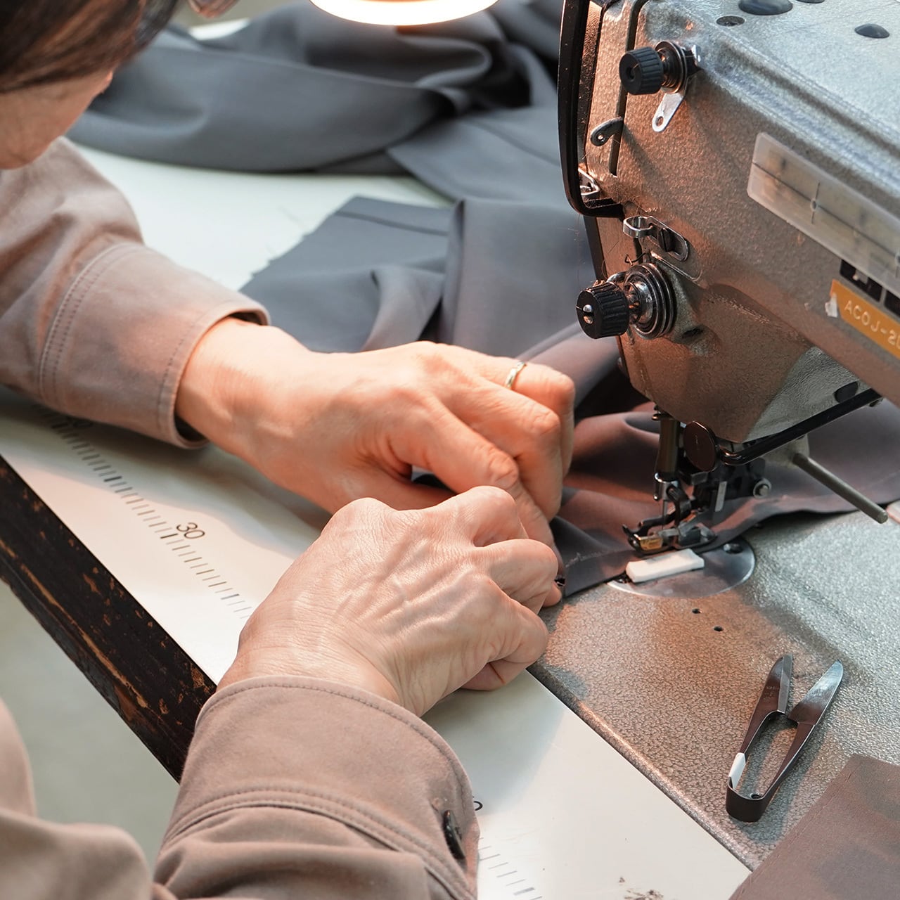 秋冬ver】大人の好印象秋冬コーデに様変わりする「尾州ウールシャツ