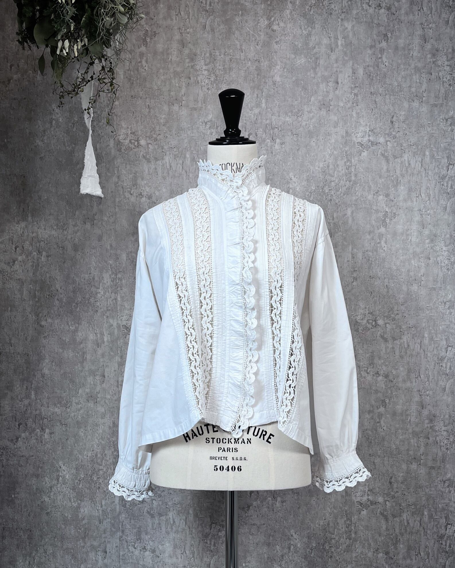 1900年代初頭 フランス フリルの刺繍がうっすら水色の珍しい