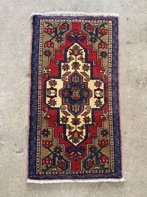 【送料込み】デッドストック　未使用品　トルコ絨毯　スモールマット　101×55　TRB4196