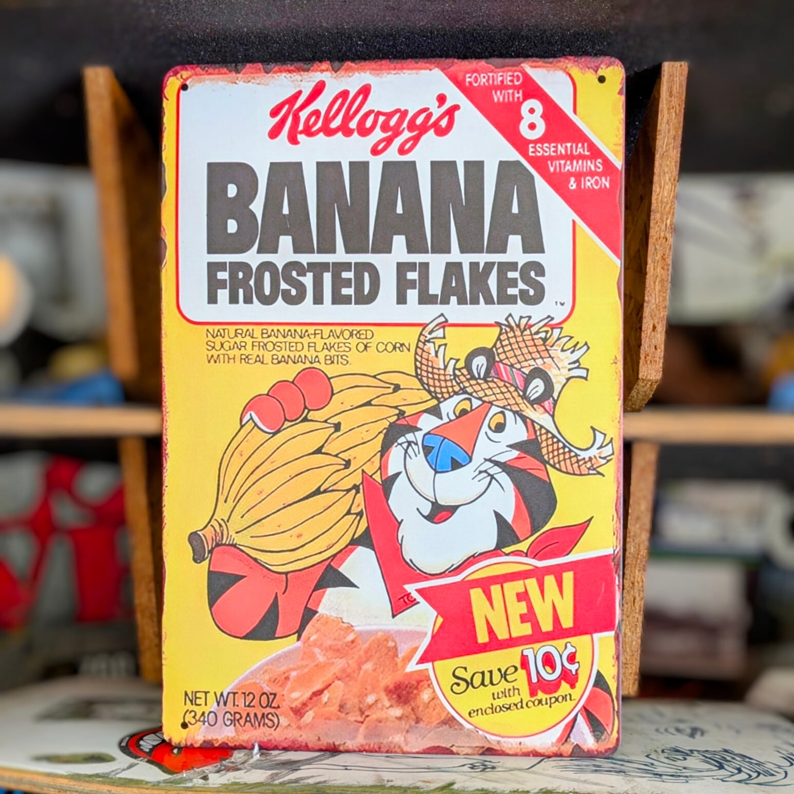 送料無料！ちょうどいいブリキ看板 【 Kellogg's BANANA FROSTED FLAKES ( ケロッグ シリアル バナナ・フロステッド・フレークス ) 】トニー・ザ・タイガー / METAL SIGN / メタルサイン / ブリキ看板 / サインボード / ビンテージ加工〚アメリカン雑貨 アメトイ〛