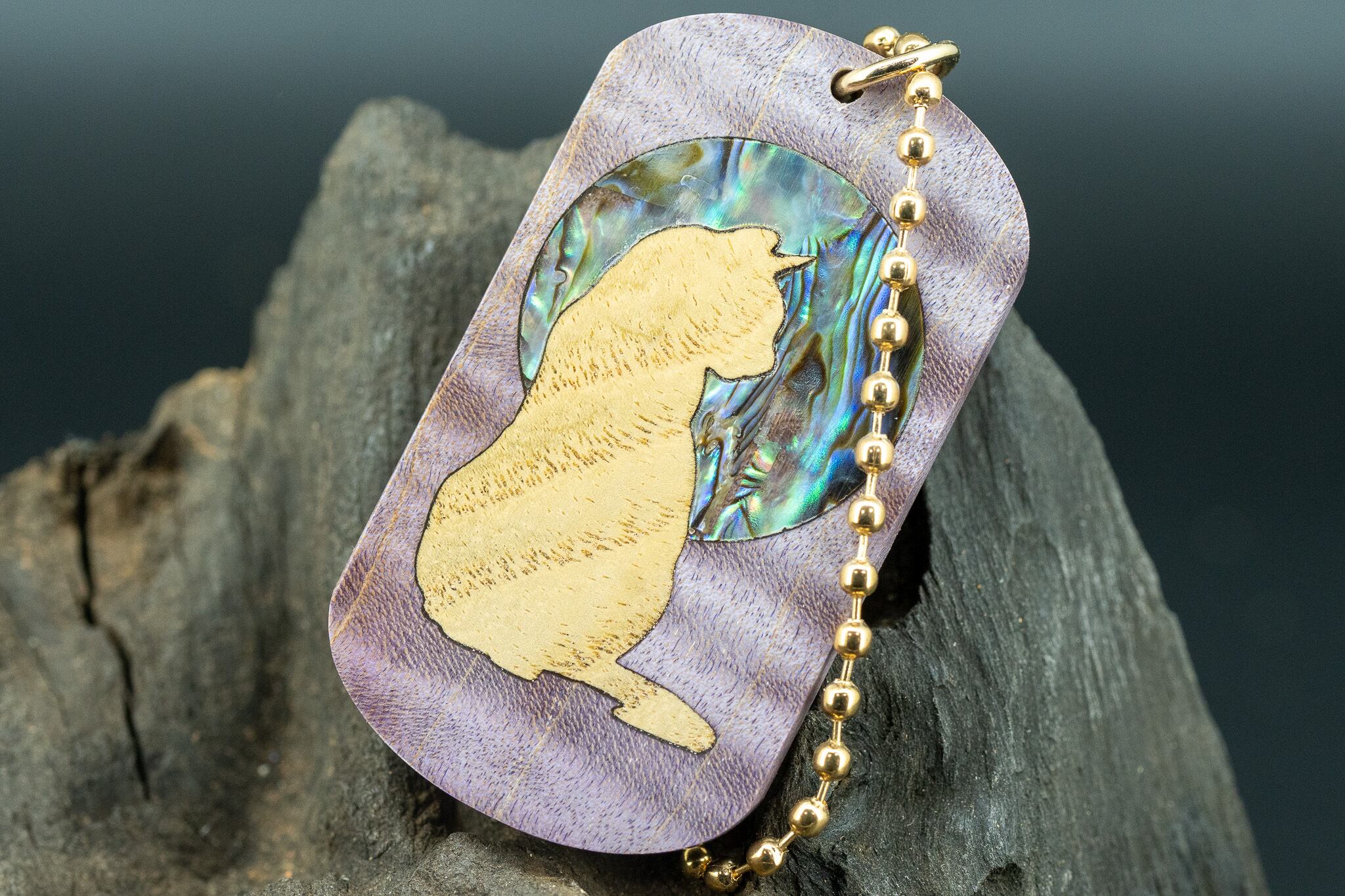 【カナダの象徴】ハードメープル スタビライズウッド ドッグタグ 象嵌 横を向く上品な猫