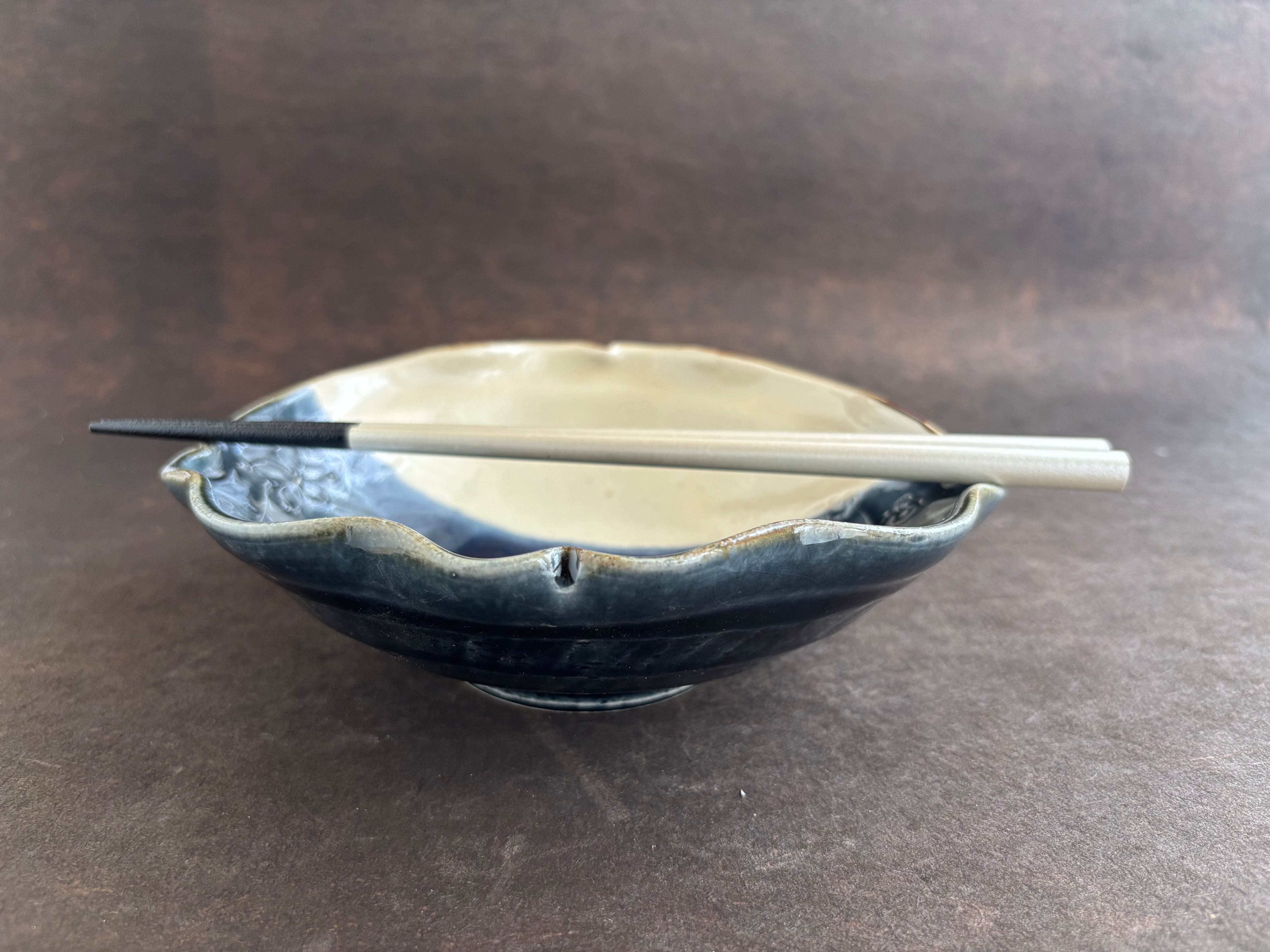 土和のルリエフ藍釉　お花形ひらひら鉢