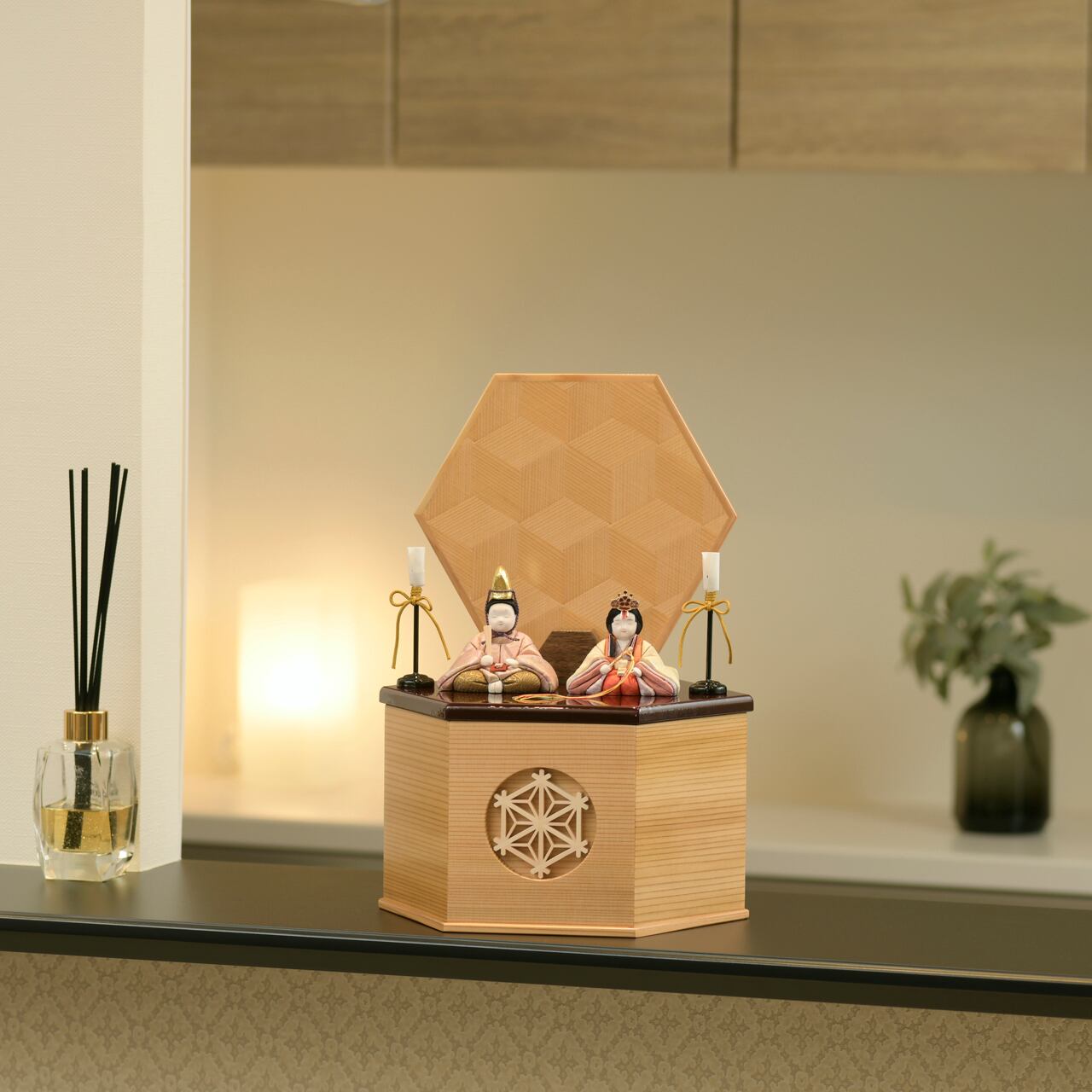 雛人形 コンパクト おしゃれ モダン インテリア プレミアム こだわり 木目込み ひな人形 おすすめ 収納 作家 伝統工芸士 商品名 貴雛paris 宝想雛 ほうそうびな 有職 正絹 品番334 柿沼東光作 大沼敦デザイン 柿沼東光正規品 正規取扱店 人形の松屋