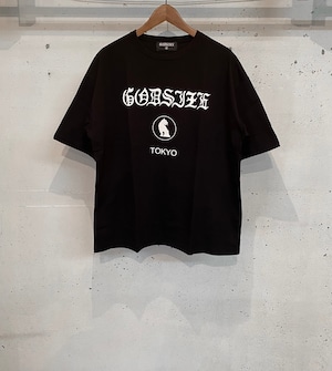 GODSIZE® 'WOLF' LOGO RELAXED FIT TEE [BLACK]