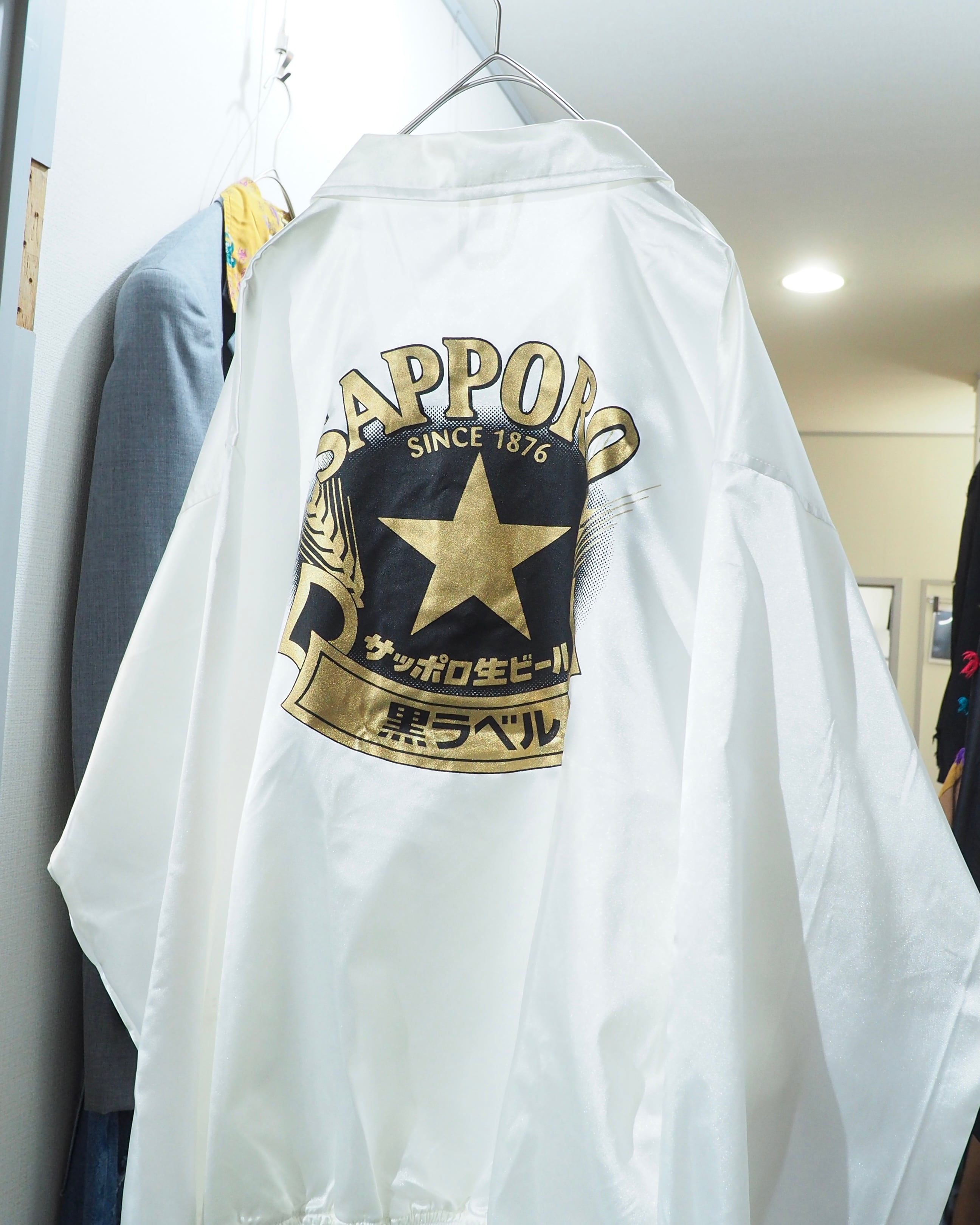 " 珍品 - サッポロ黒ラベル " Logo printed vintage White Coach jacket