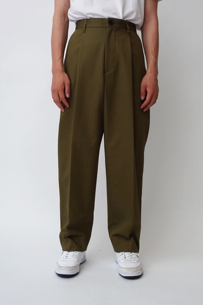 ユニバーサルプロダクツ　COTTON 1TUCK TROUSERS 30d8d6c45b19748b03fc17557c3094