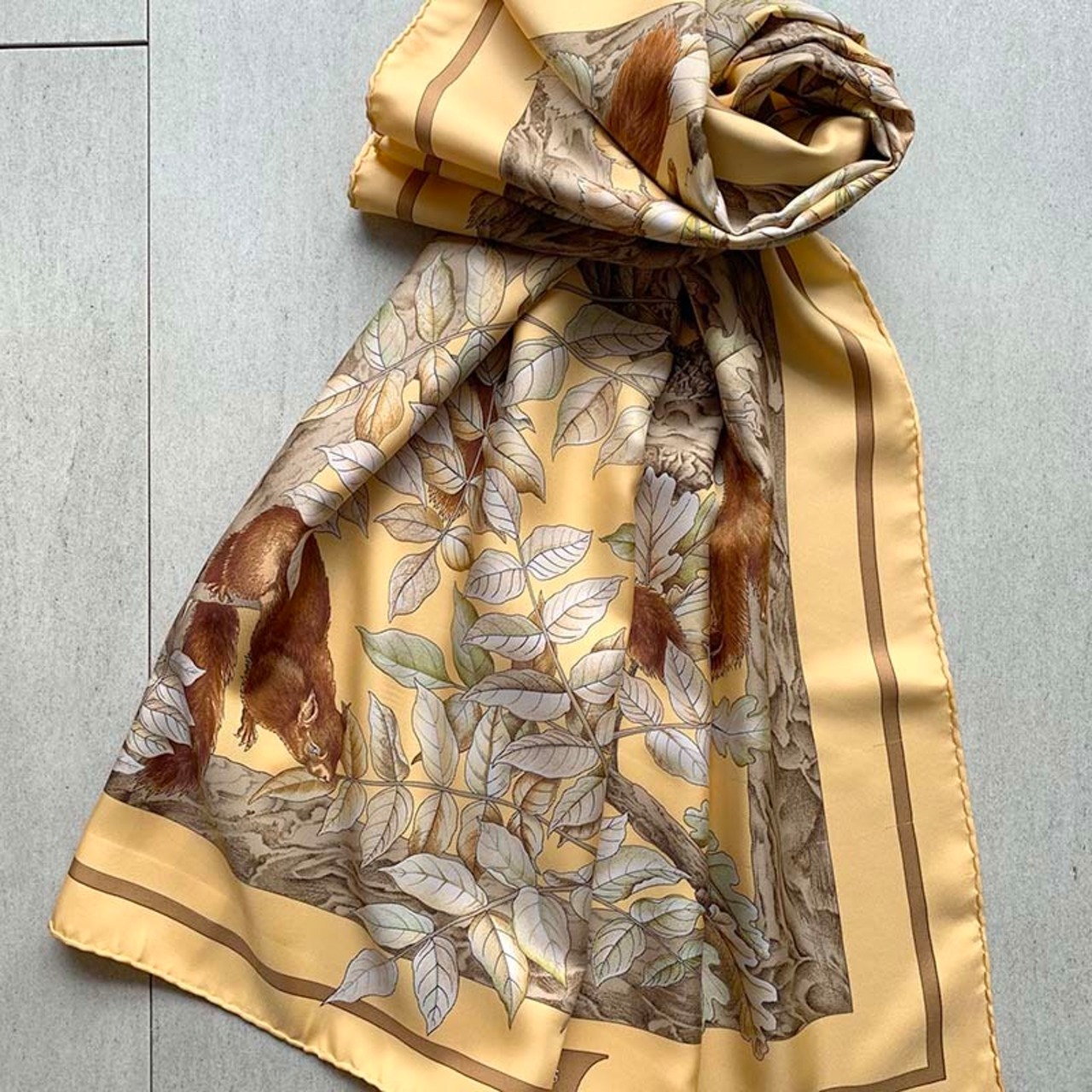 エルメス　カレ　シルクスカーフ　リス　りす　Hermès 木の実 12ACcu2
