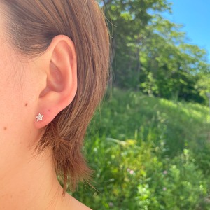 キラキラの星こつぶシルバーピアス