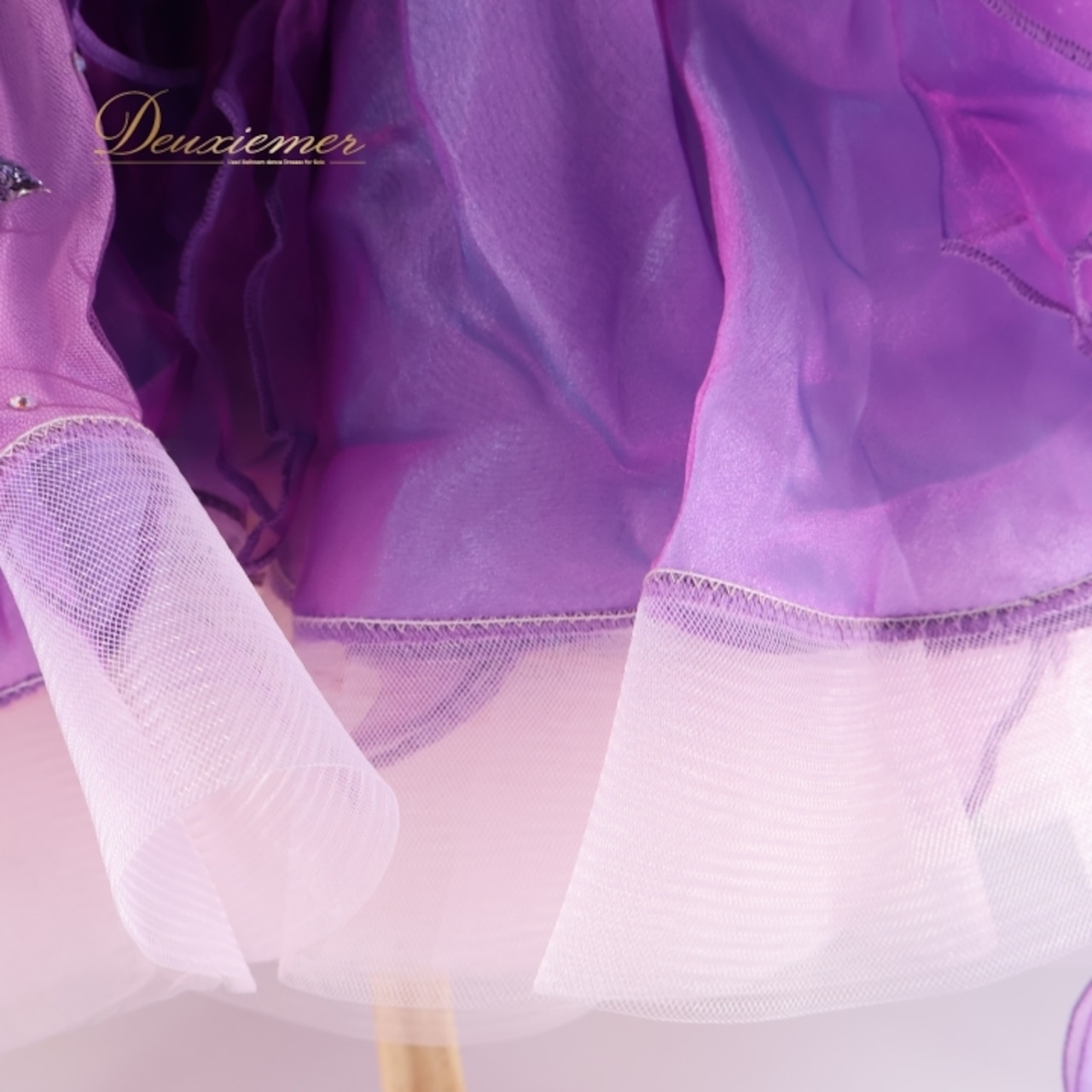 社交ダンス 衣装 silvia design シルビア スタンダード ドレス ワンピース デモ 競技 ダンス パーティ 発表会 紫 フリル レース 華やか ラベンダー パープル系 ホワイト系 高級感 かわいい フリル 競技用 ドレス ロングドレス コスチューム エレガント 女性用 おしゃれ パフォーマンス