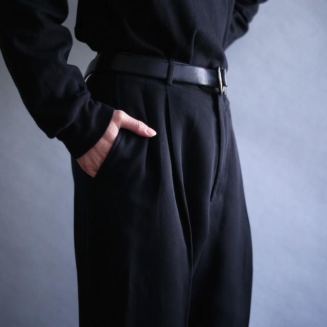 2-tuck tapered silhouette black wide slacks