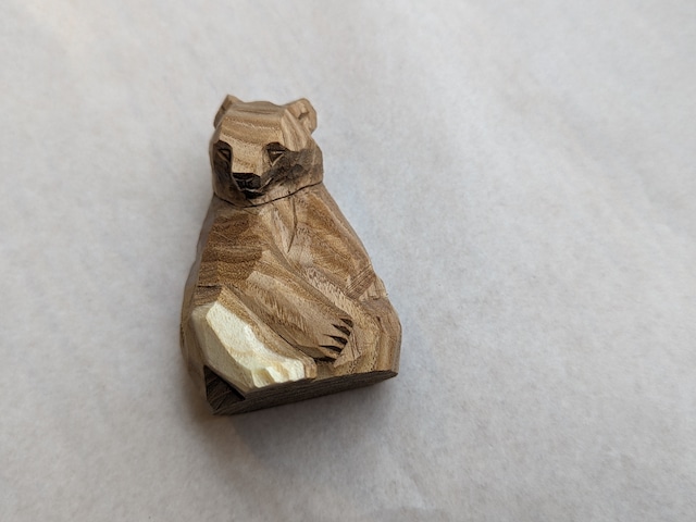 賀上隼敬　座り熊（中）　#４「すね当て」　|　木彫りの熊