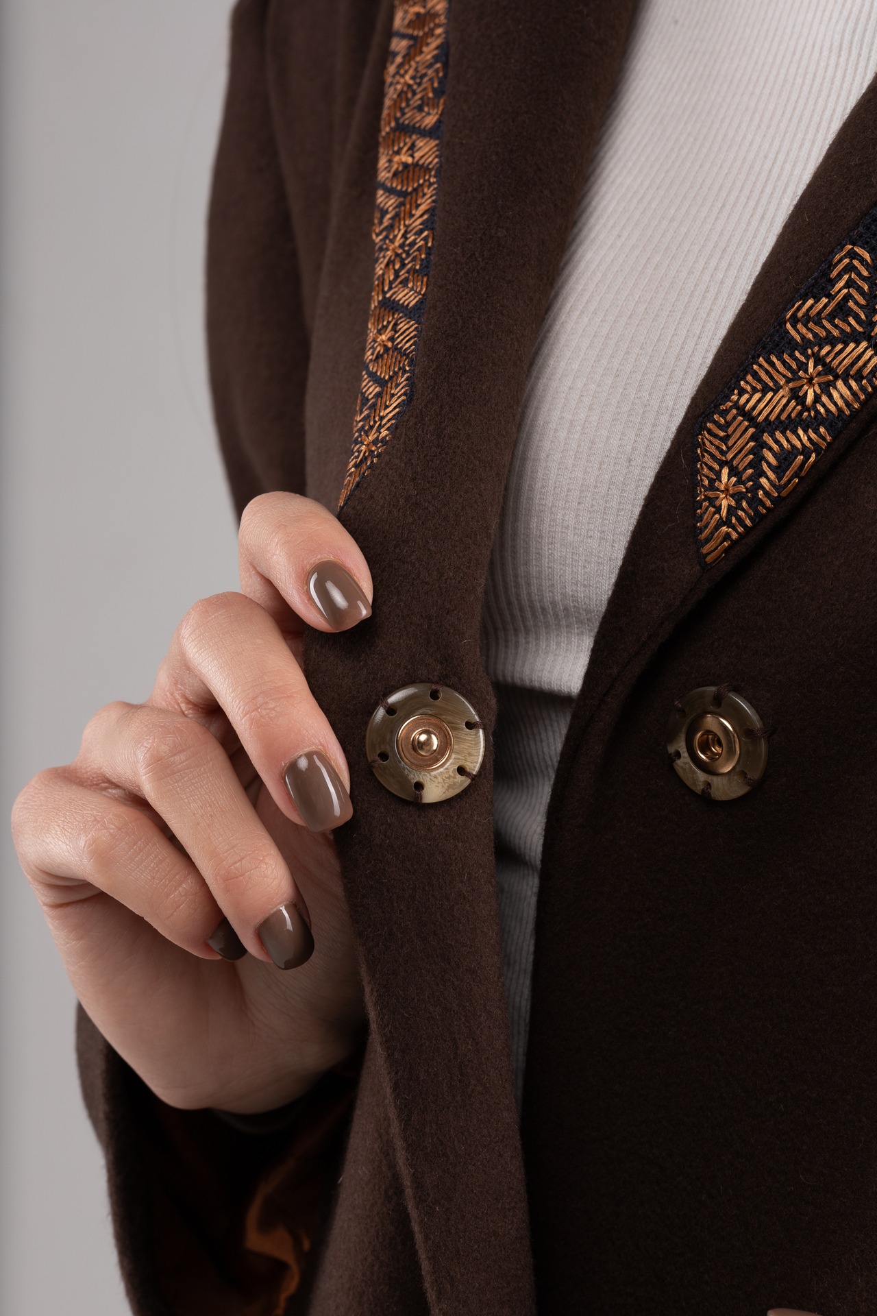ウクライナ産プレミアムウール100%ロングコート（ブラウン）平行縫い　シルク手刺繍　ユニセックス - 3
