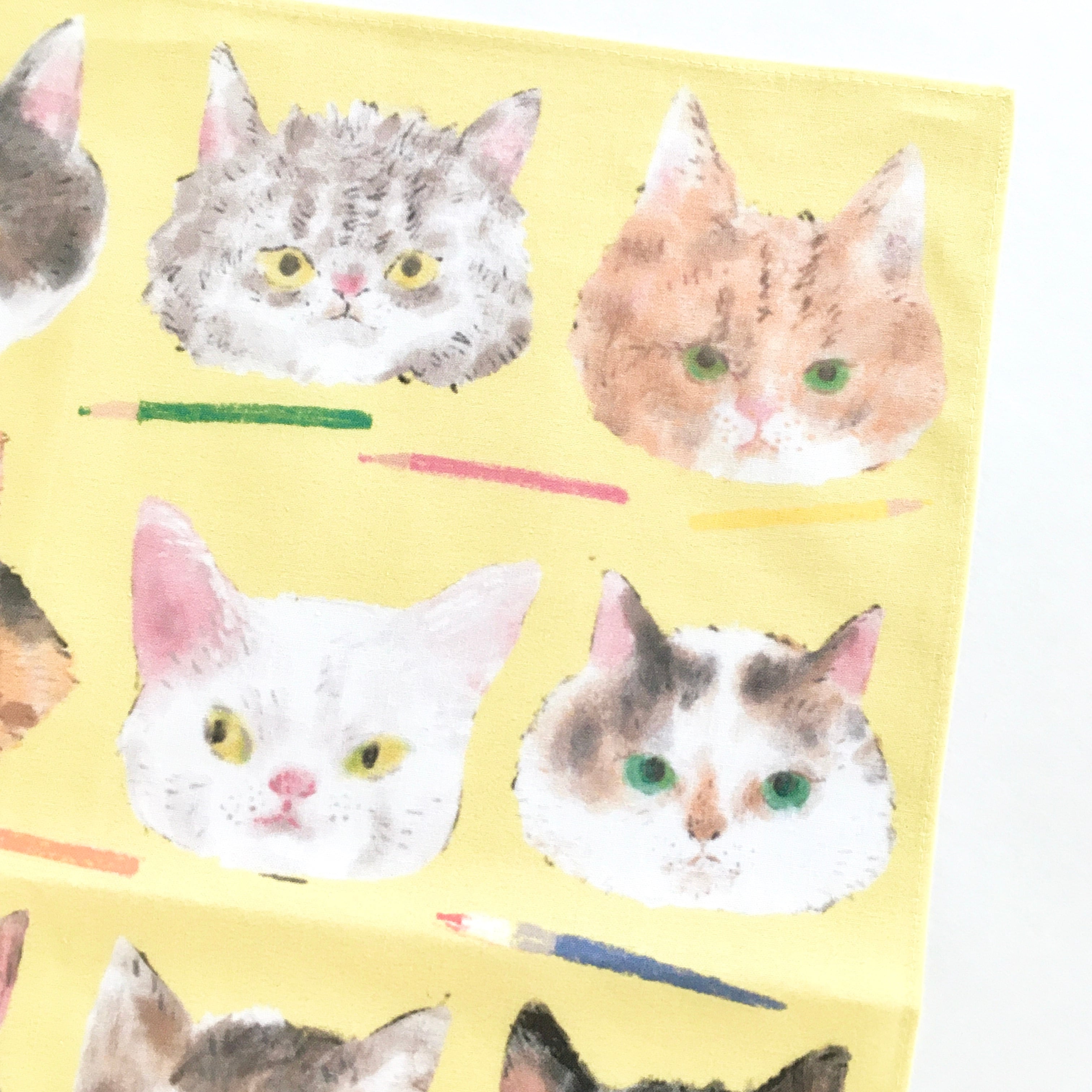 きょとん顔の猫たち 猫ヒゲの手刺繍入りハンカチ プチギフトや誕生日