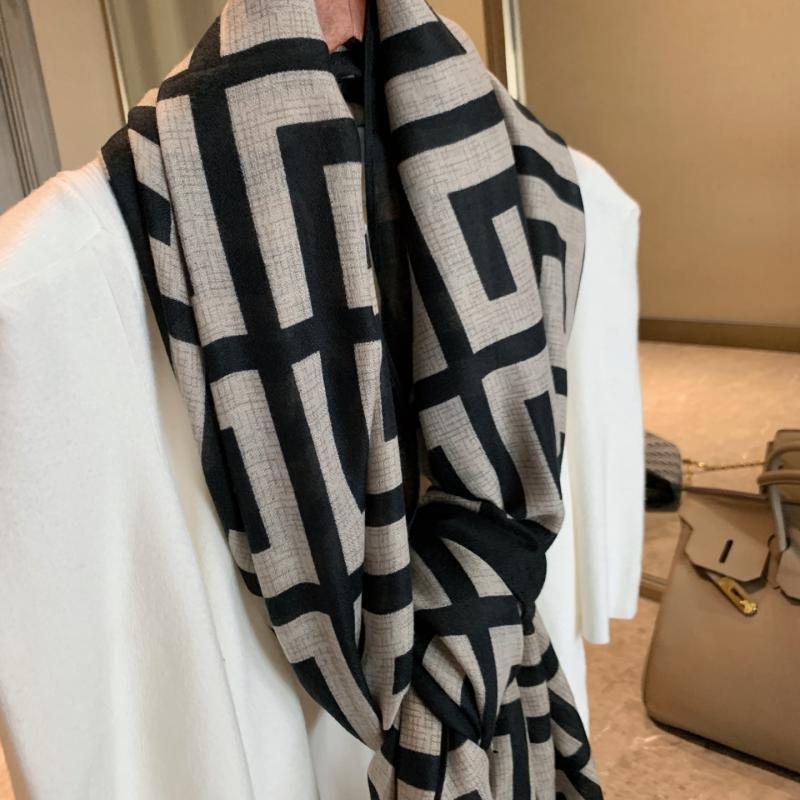 黒柄大判スカーフ E00159