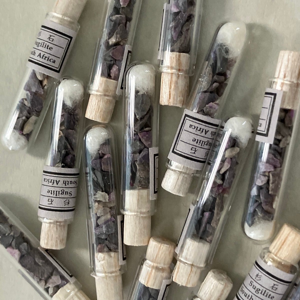 【美品 鉱物標本】ミニチュア試験管 11本・ 試験管ラック きらら舎 ミニチュア試験管標本／ウラングラス | きらら舎 Online Shop
