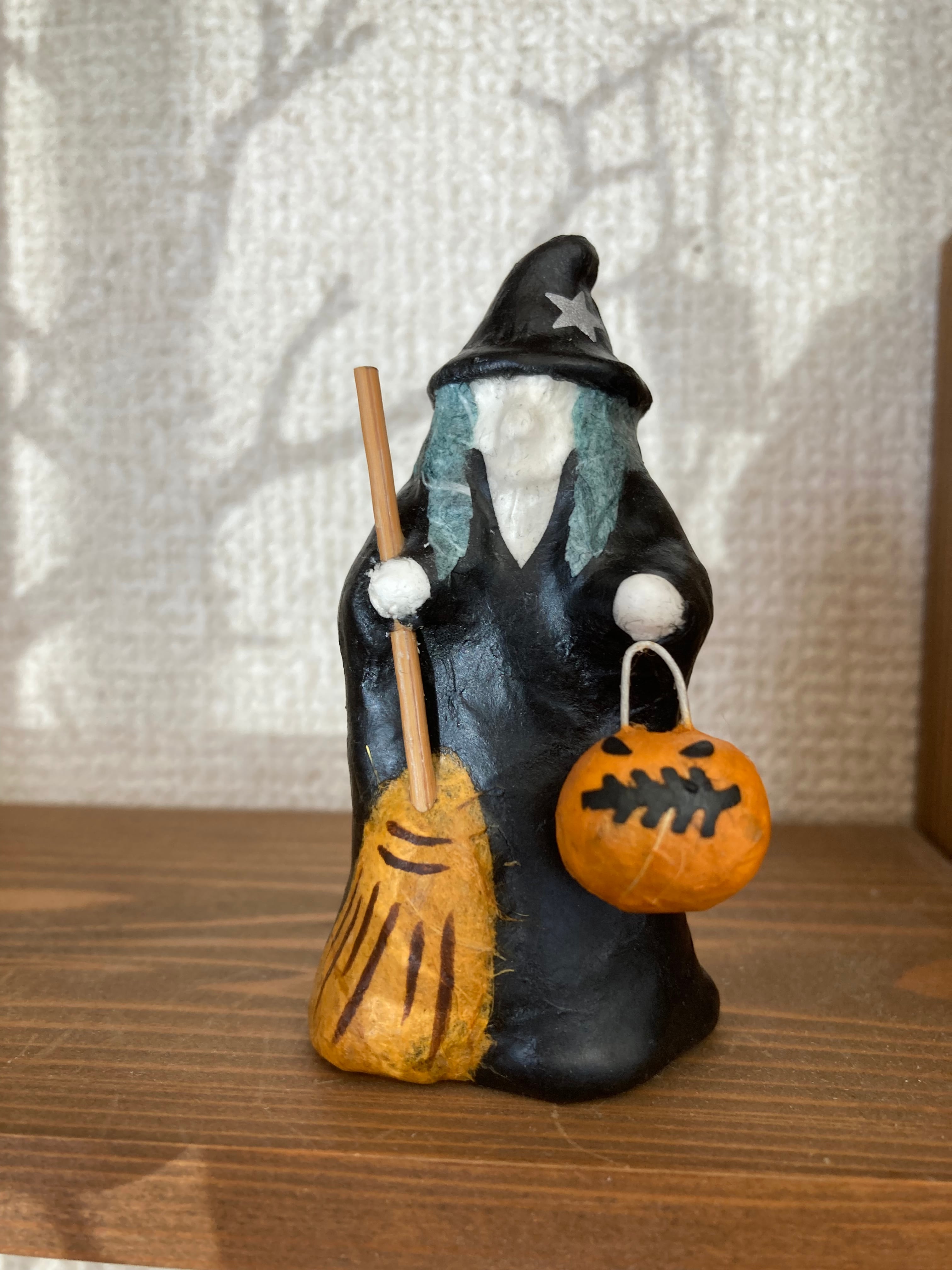 Halloween！ジャックオーランタンを持った黒い森の魔女