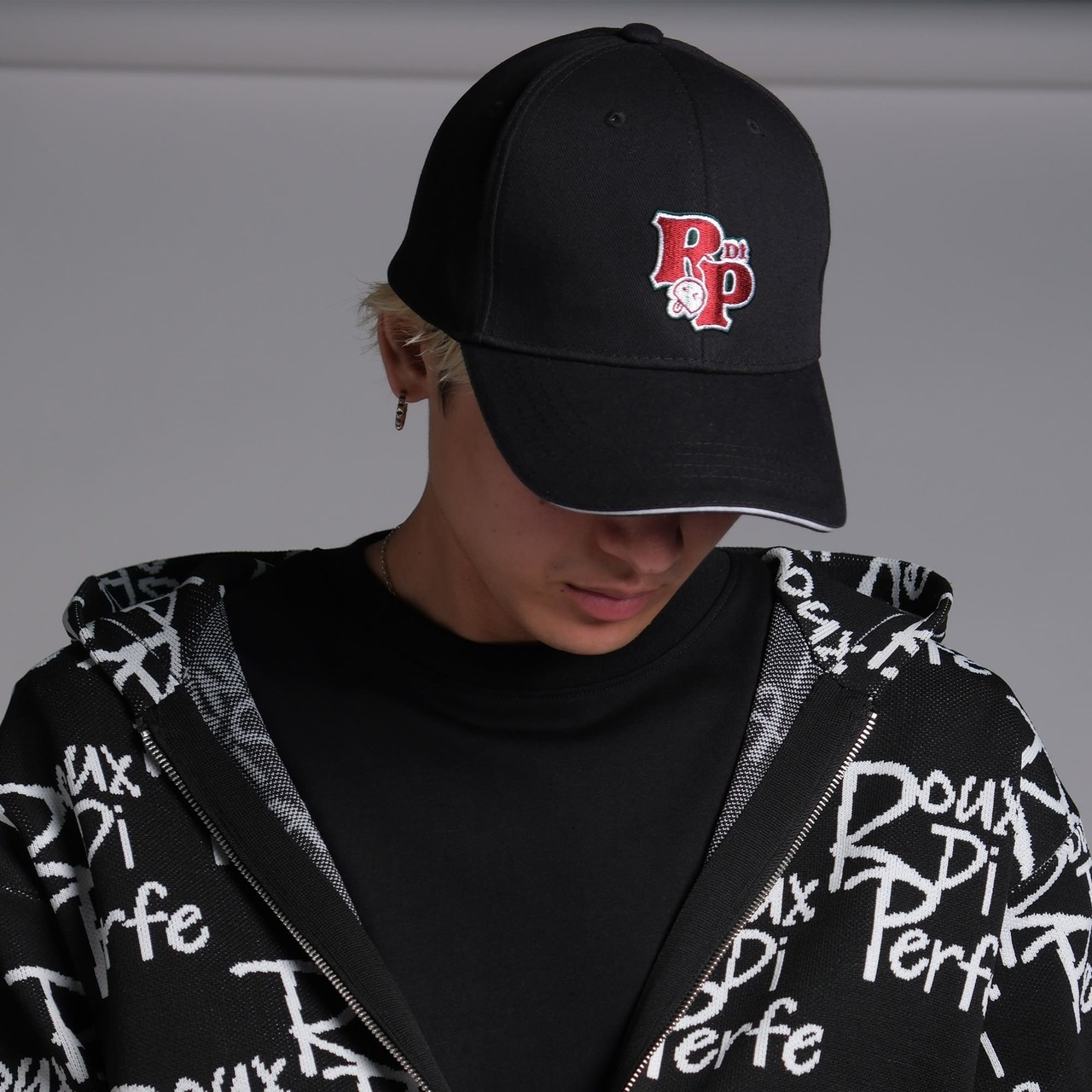 ロゴ刺繡キャップ