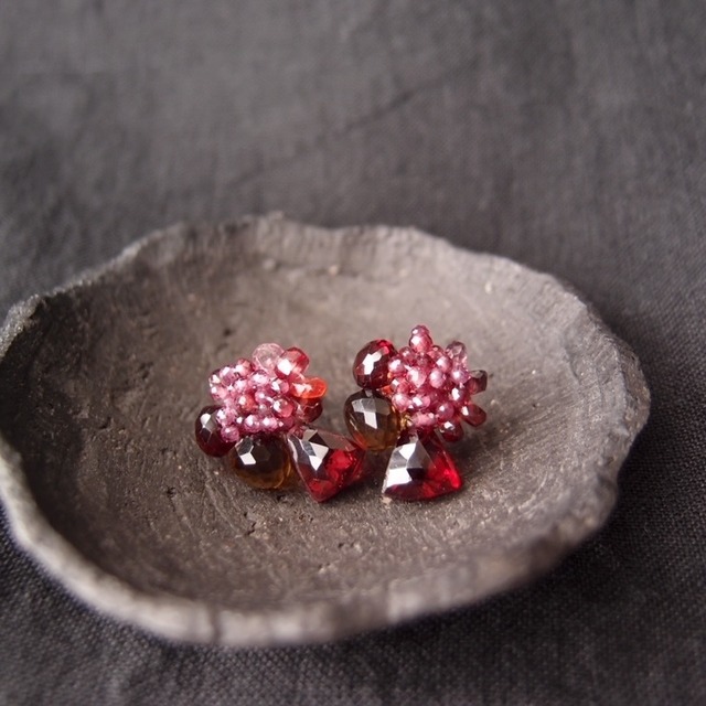 【天然石刺繍／ピアス】Garnet × Spinel Earrings／ガーネット×スピネル×ビアクォーツ