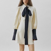 黄の余白に響く線音：ストライプボウタイワンピース《XU0275》