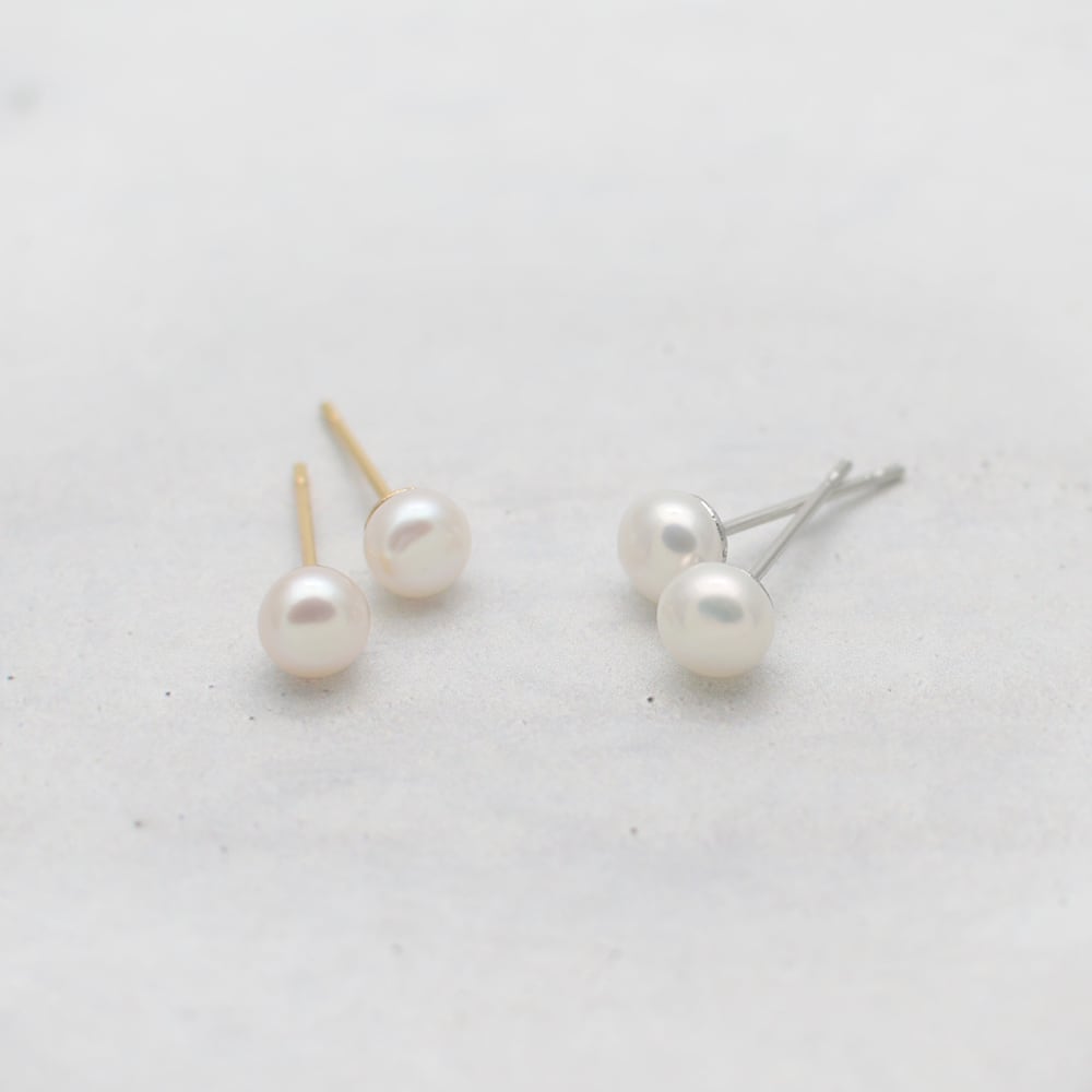 約5.0mm 小粒でかわいい あいくるしいフォルム 淡水パール ホワイト / ピアス イヤリング / ps-035