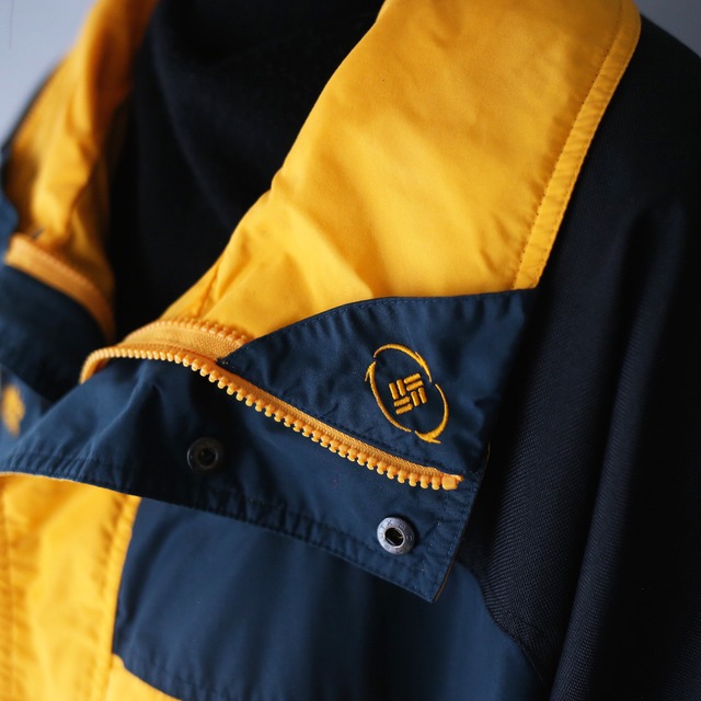 "Columbia" 3-tone good coloring over silhouette mountain jacket