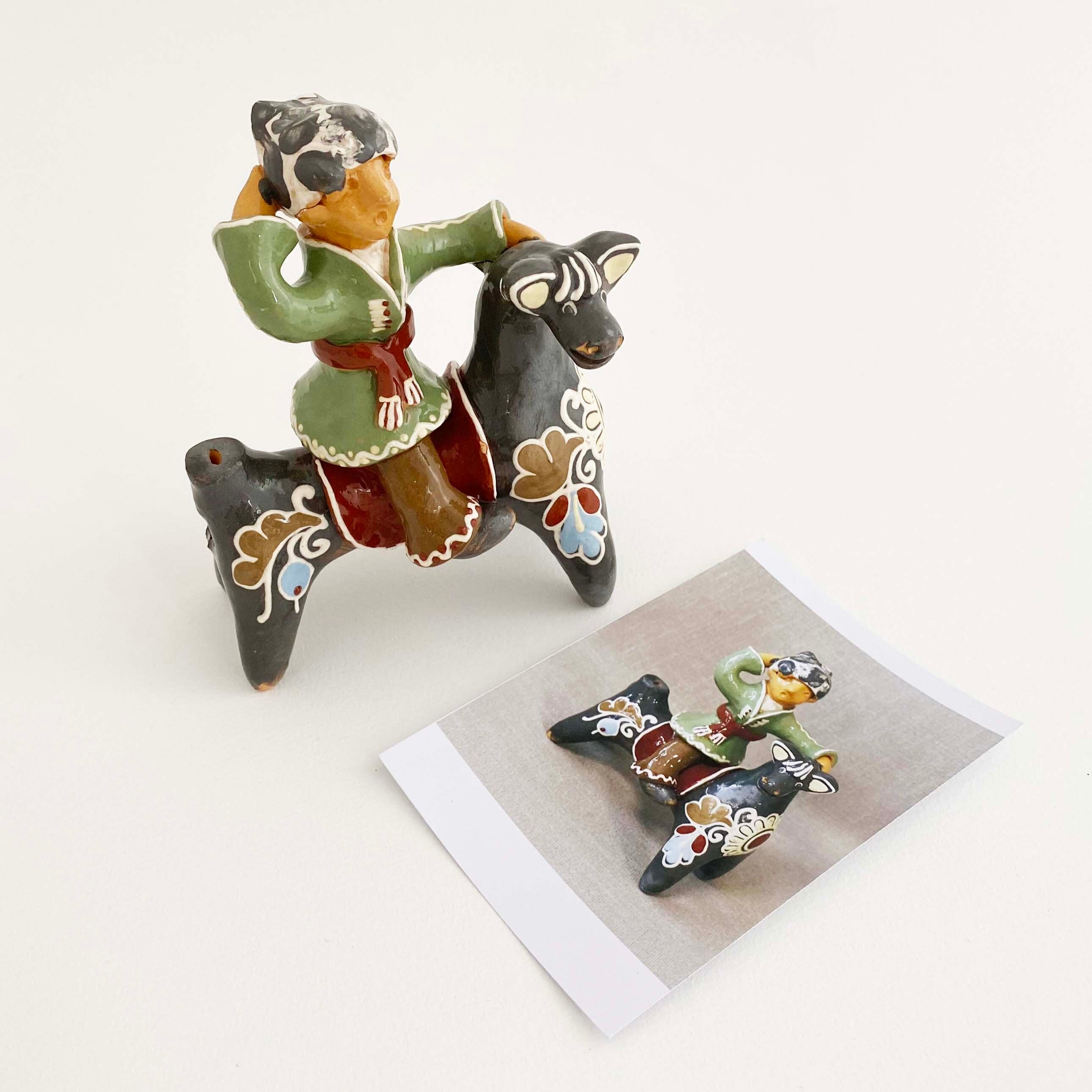 ウクライナ産 オピシュニャ土人形(牛に乗った騎士)